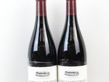 deux bouteilles de vin posées l'une à côté de l'autre sur une table