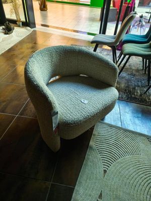 une chaise qui se trouve devant une cheminée