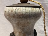 une lampe posée sur une table, entourée d'une corde