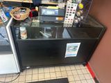 une image d'une cuisine avec un réfrigérateur et un comptoir