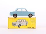 une petite voiture bleue posée sur une boîte jaune