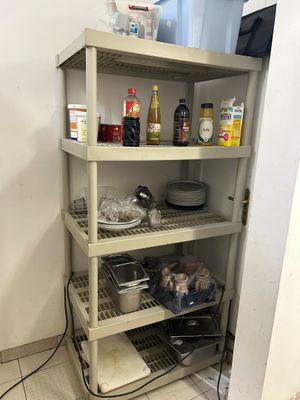 une étagère sur laquelle il y a beaucoup de nourriture