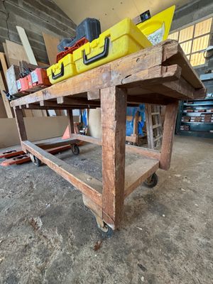 un établi sur lequel sont posés des outils dans un garage