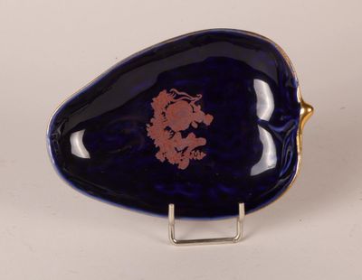 Vide poche en porcelaine émaillée bleu, décor de scène galan…