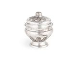 un bol ancien plaqué argent avec un couvercle, sur fond blanc