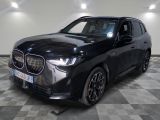 Le nouveau SUV BMW est garé dans le showroom.