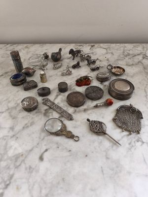 de nombreux objets en argent posés sur une table en marbre