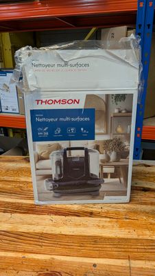 Le carton du nouvel aspirateur Home Depot est posé sur la table.