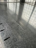 Un lot de 5 colonnes de rayonnage en acier galvanisé en très… (photo 2)