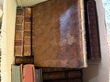 une boîte remplie de vieux livres posée sur une table