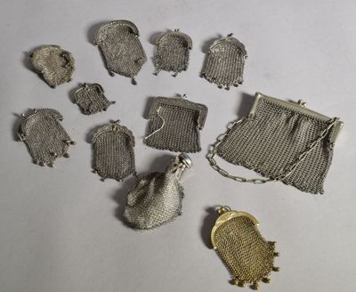 une image représentant un ensemble de petits porte-monnaie argentés et un petit porte-monnaie doré