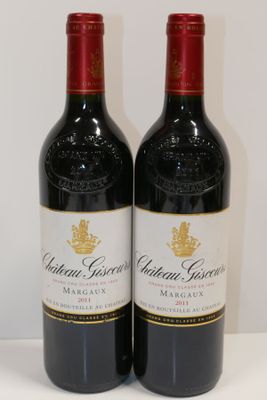 deux bouteilles de vin posées sur une table