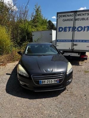 une voiture noire garée devant un camion