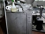 une image d'une machine qui se trouve dans une pièce