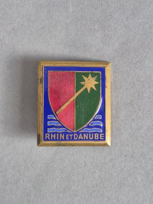 gros plan d'un badge sur une surface blanche