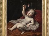 une peinture à l'huile représentant un bébé allongé sur une couverture rouge, tenant un papillon dans la main