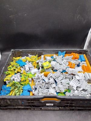 un bac rempli de Lego posé sur une table
