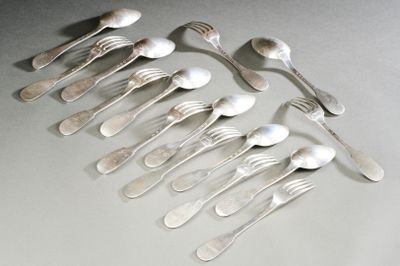 beaucoup de cuillères et de fourchettes en argent sur la table