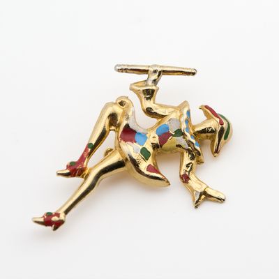 une broche en or représentant une femme assise à cheval
