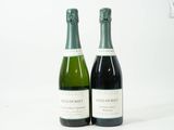 deux bouteilles de vin posées l'une à côté de l'autre sur une table