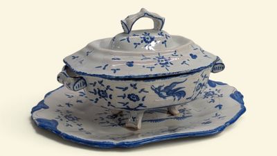 un bol et une soucoupe bleus et blancs posés sur une assiette