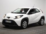 La Toyota C-HR blanche est garée dans une pièce blanche