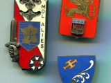 trois insignes de couleurs et de motifs différents sur un fond blanc