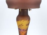 une lampe posée sur une table à côté d'une lampe