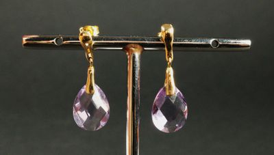 paire de boucles d’oreilles en améthorate montées sur un support plaqué or