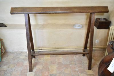 une table en bois avec une étagère dans une pièce