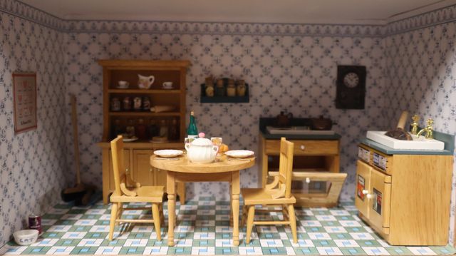 Diorama. Composition miniature, dans une vitrine en bois, vitre e...