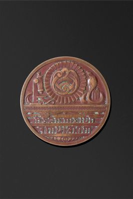 une image représentant une pièce de monnaie sur laquelle figurent un homme et une femme