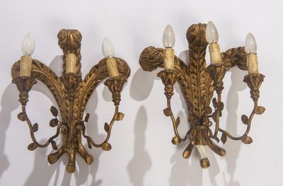 paire d'appliques murales anciennes en laiton avec des ampoules en verre blanc