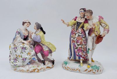 paire de figurines en porcelaine représentant un homme et une femme