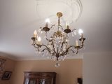 un lustre suspendu au plafond dans un salon
