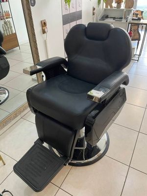 une photo d'un fauteuil de coiffeur dans un salon