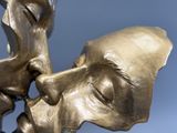 une statue représentant un homme et une femme en train de s'embrasser