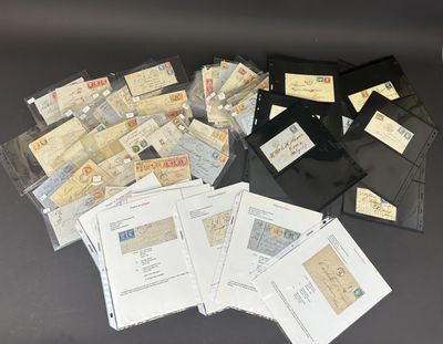 Plusieurs enveloppes de types et de tailles variés sont posées sur une table