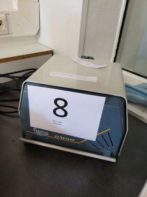 une boîte sur laquelle figure un numéro, posée sur une table