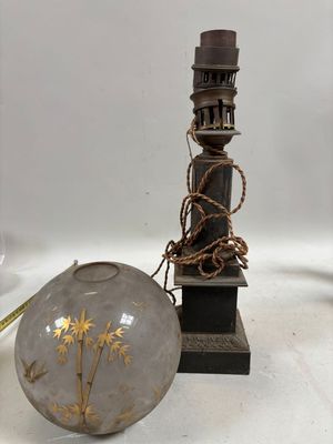 une lampe posée sur une table à côté d'une bougie