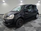 la photo d'une petite camionnette noire garée dans un garage