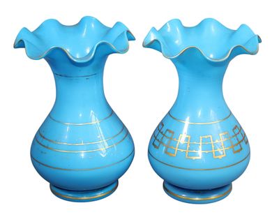 deux vases bleus ornés de motifs dorés
