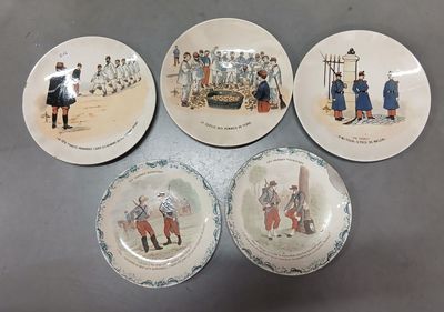 quatre assiettes ornées de photos de personnes, posées sur une table