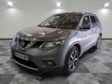 Le SUV Nissan argenté est garé dans une pièce au sol carrelé en damier.