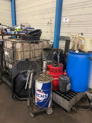 un chariot rempli de bouteilles d'eau et d'autres objets dans un garage