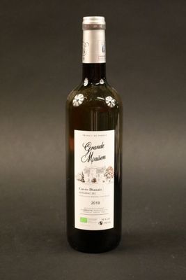 une bouteille de vin posée sur une table
