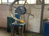 une machine qui se trouve à l'intérieur d'un bâtiment