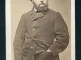 une vieille photo d'un homme barbu