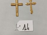 deux croix dorées et une étiquette sur un fond blanc