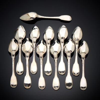 a lot of spoons and spoon spoons sitting on a table